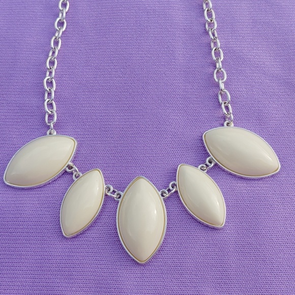 Liz Claiborne Silver & Cream Necklace!!! - Picture 2 of 8